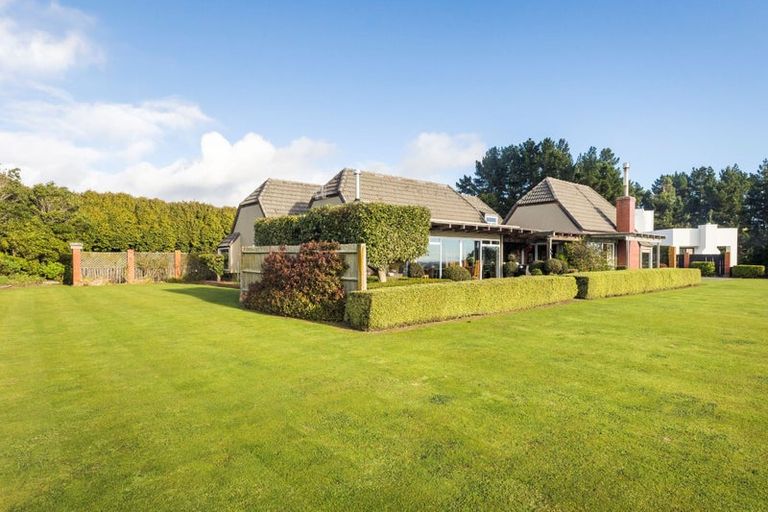 Photo of property in 38 Titirangi Drive, Fitzherbert, Palmerston North, 4471