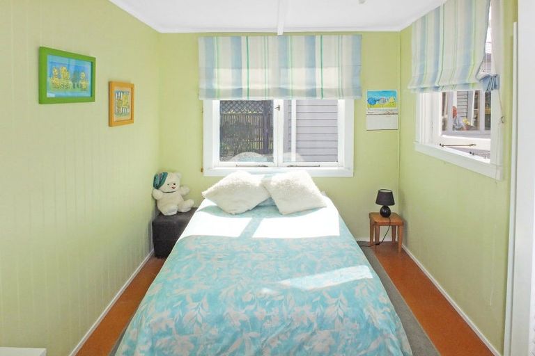 Photo of property in 15 Roore Street, Foxton Beach, Foxton, 4815