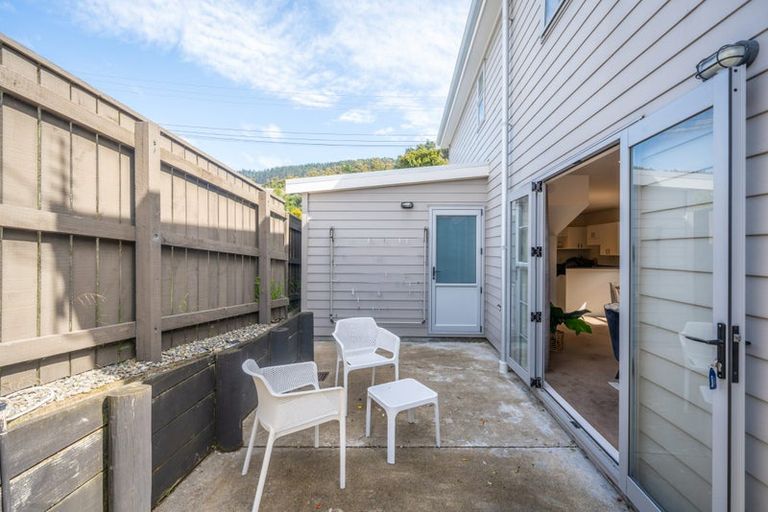 Photo of property in 18 Franklyn Road, Tawa, Wellington, 5028