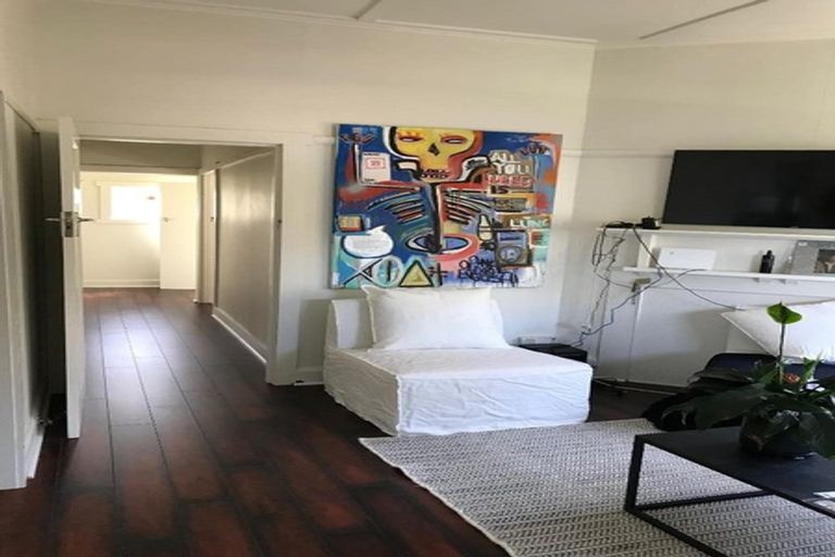 Photo of property in 12 William Bond Street, Stanley Point, Auckland, 0624