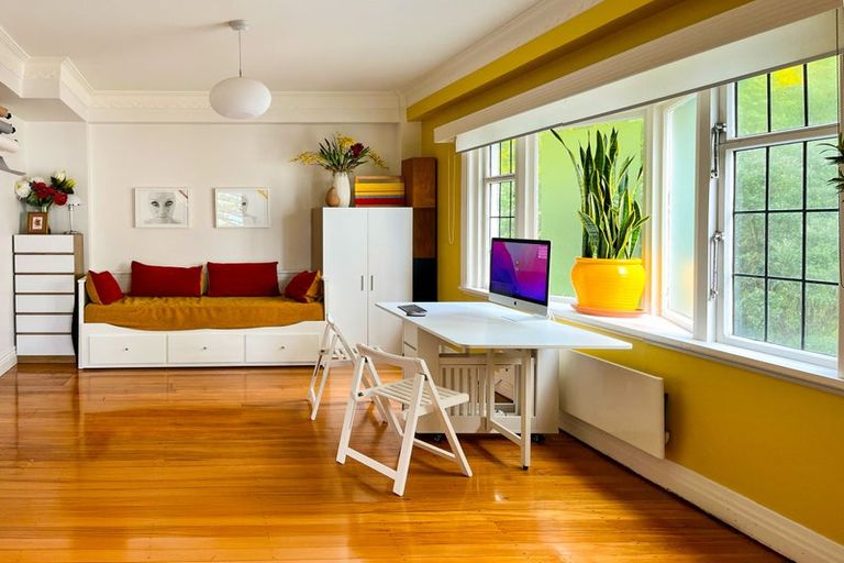 Photo of property in Sunhaven Flats, 262 Oriental Parade, Oriental Bay, Wellington, 6011