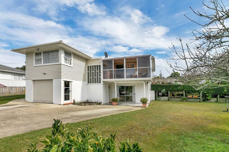 Photo of property in 21 Battle Place, Glenfield, Auckland, 0629