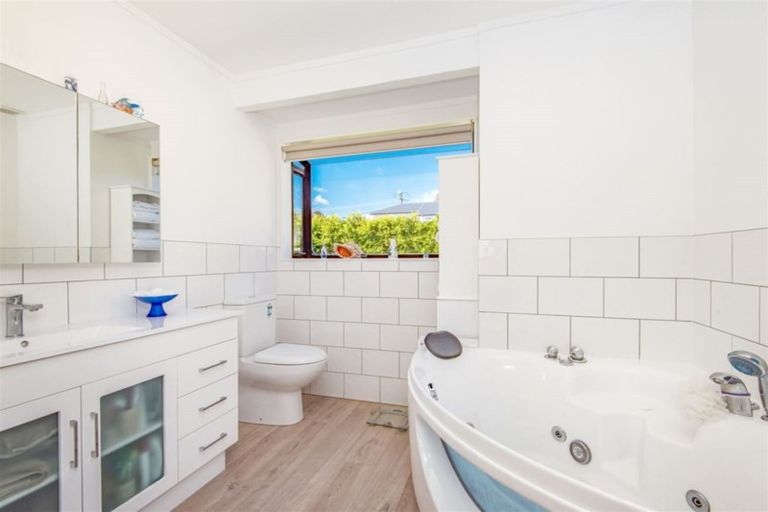 Photo of property in 3a Fraser Road, Narrow Neck, Auckland, 0624