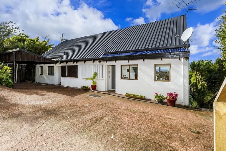 Photo of property in 2/813 East Coast Road, Northcross, Auckland, 0630