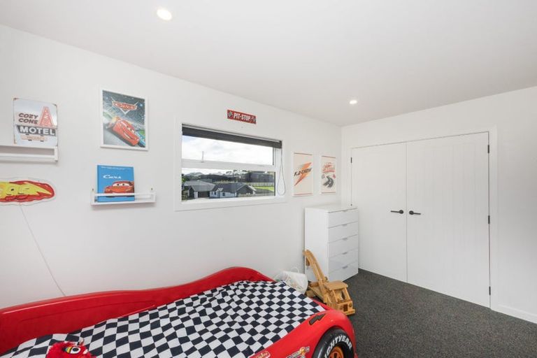 Photo of property in 37 Vaucluse Heights, Fitzherbert, Palmerston North, 4410