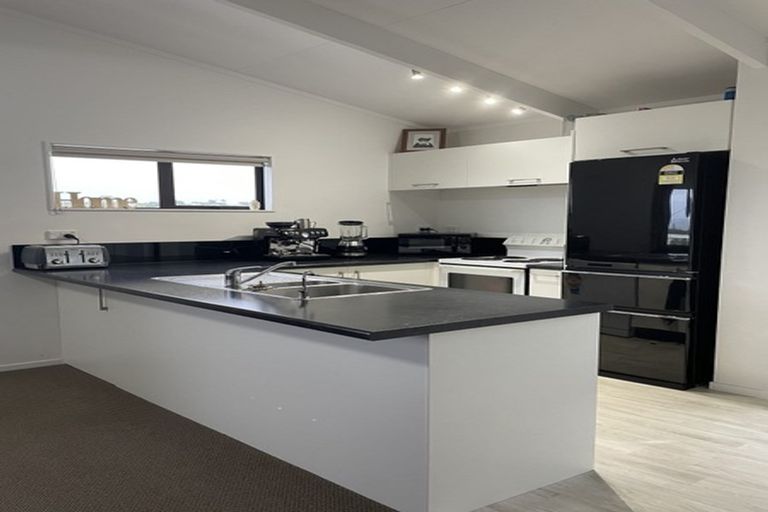 Photo of property in 5a Rimu Road, Stanmore Bay, Whangaparaoa, 0932