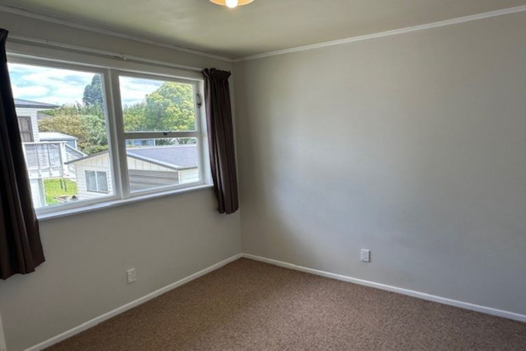 Photo of property in 40 Kingdale Road, Henderson, Auckland, 0610