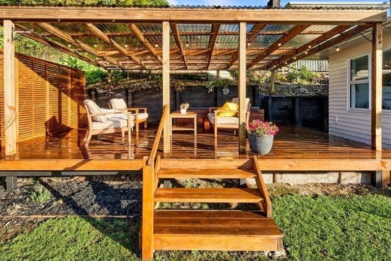 Photo of property in 3 Catherine Crescent, Paparangi, Wellington, 6037