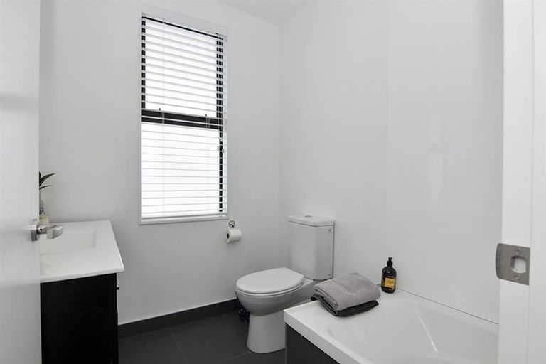Photo of property in 2/20 Trent Street, Island Bay, Wellington, 6023