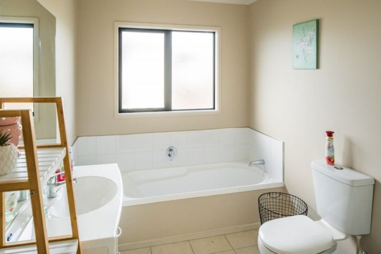 Photo of property in 14 Aoraki Rise, Aotea, Porirua, 5024