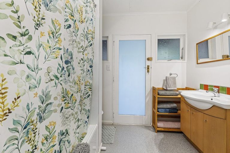 Photo of property in 3a Roys Road, Plimmerton, Porirua, 5026