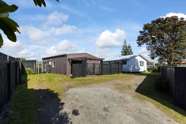 Photo of property in 42 Rutherford Drive, Waikanae Beach, Waikanae, 5036