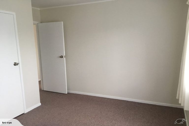 Photo of property in 2/13 Dolbear Street, Titirangi, Auckland, 0604