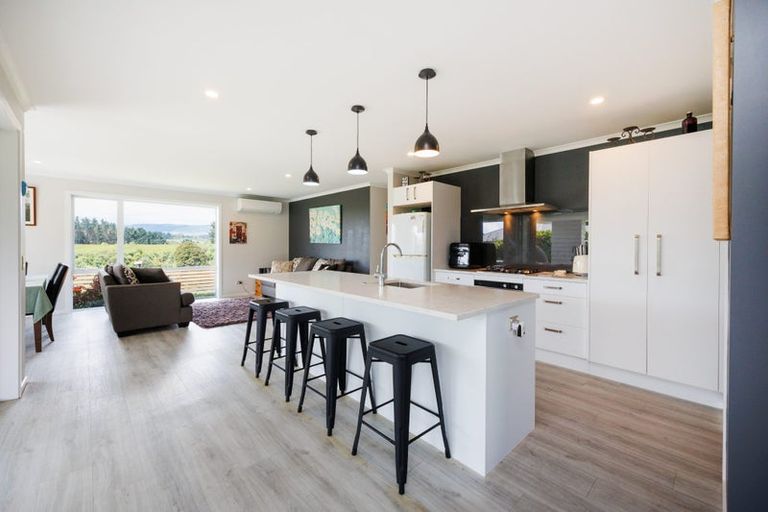 Photo of property in 132 Johnstone Drive, Fitzherbert, Palmerston North, 4410