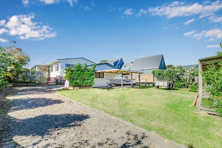 Photo of property in 27 Eruini Street, Waikanae Beach, Waikanae, 5036