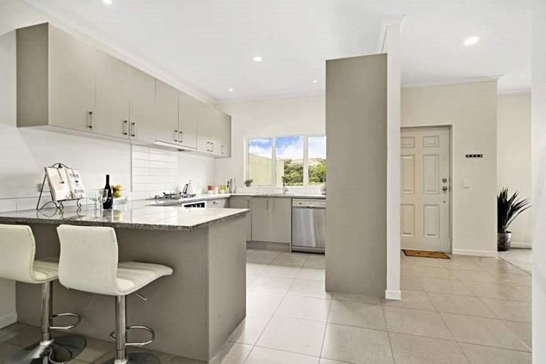 Photo of property in 2/10 Salford Crescent, Flat Bush, Auckland, 2019