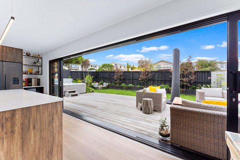 Photo of property in 1/33 Hyde Road, Rothesay Bay, Auckland, 0630