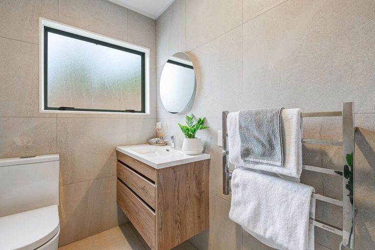 Photo of property in 28 Barbados Drive, Unsworth Heights, Auckland, 0632
