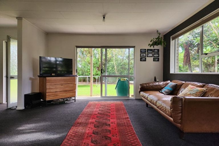 Photo of property in 1138 South Road, Oakura, 4314