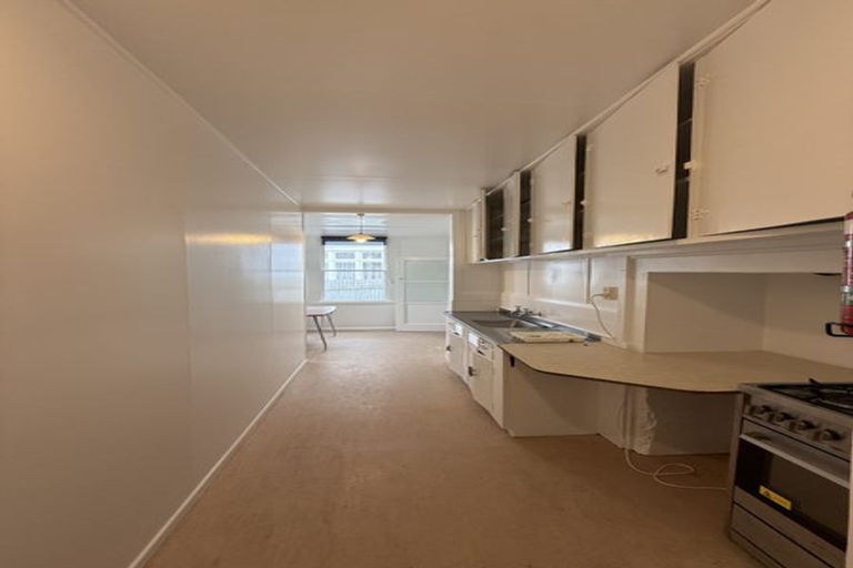 Photo of property in 8 Rixon Grove, Mount Victoria, Wellington, 6011