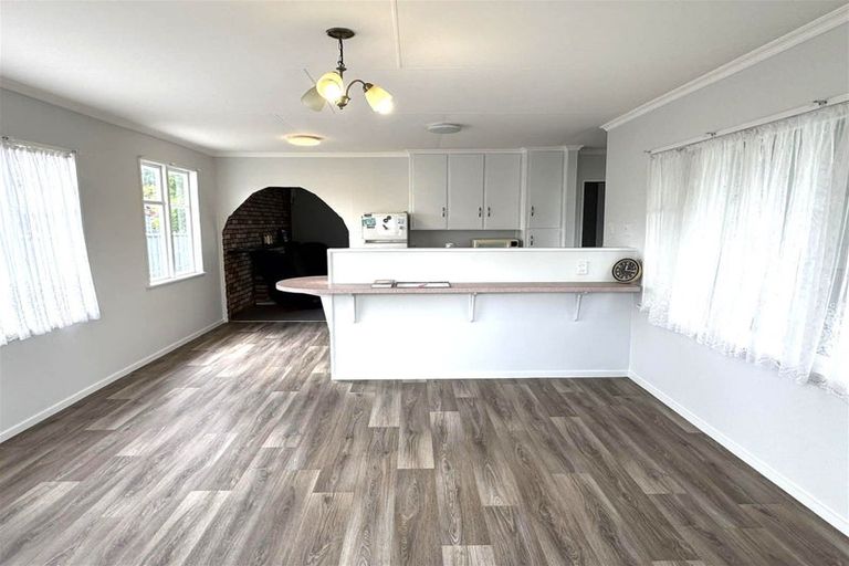 Photo of property in 4 Mokau Place, Terrace End, Palmerston North, 4410