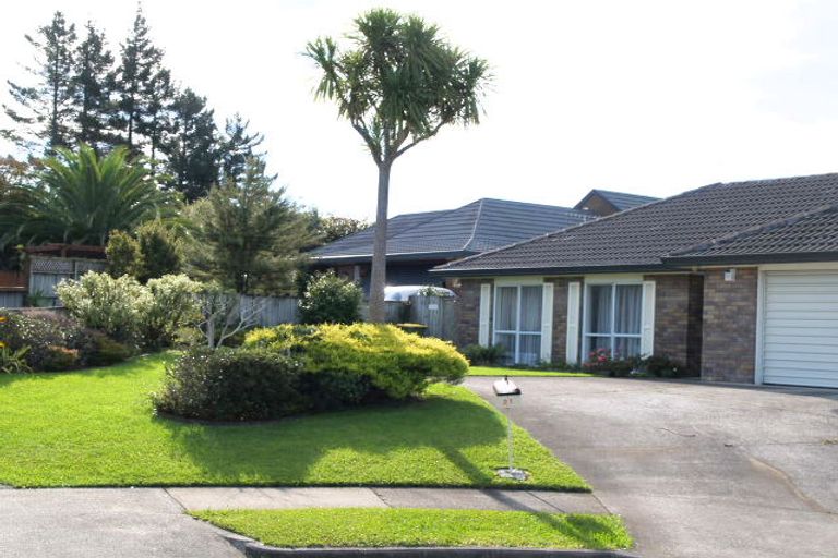 Photo of property in 26 Pajaro Place, Golflands, Auckland, 2013