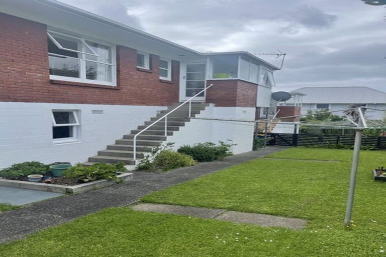 Photo of property in 2/18 Westwell Road, Belmont, Auckland, 0622