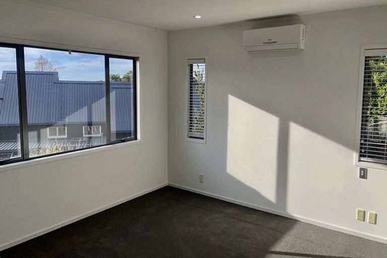 Photo of property in 2/90 Pupuke Road, Hillcrest, Auckland, 0627