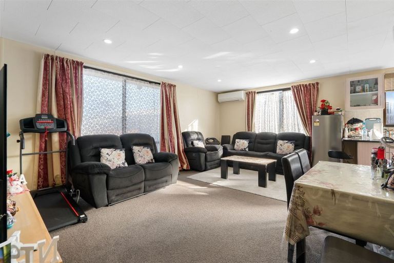 Photo of property in 2/11 Nearco Street, Randwick Park, Auckland, 2105