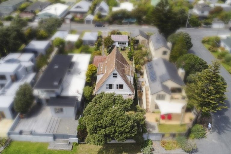 Photo of property in 24 Pukatea Street, Eastbourne, Lower Hutt, 5013