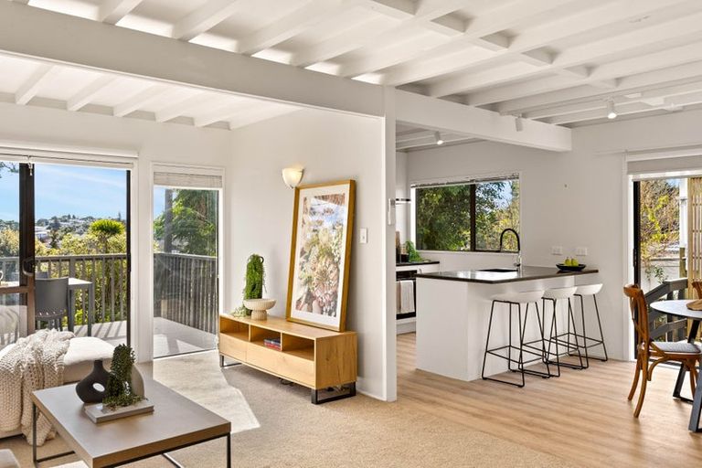 Photo of property in 2/105 Carlisle Road, Torbay, Auckland, 0632
