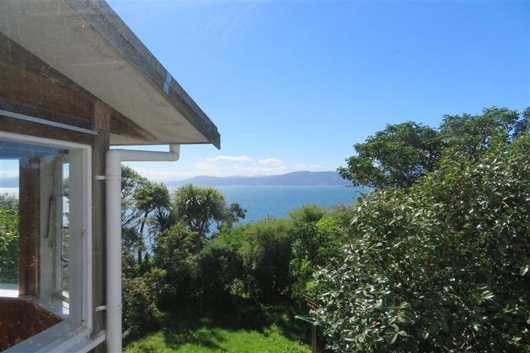 Photo of property in 9 Tai Paku Paku Road, Karaka Bays, Wellington, 6022