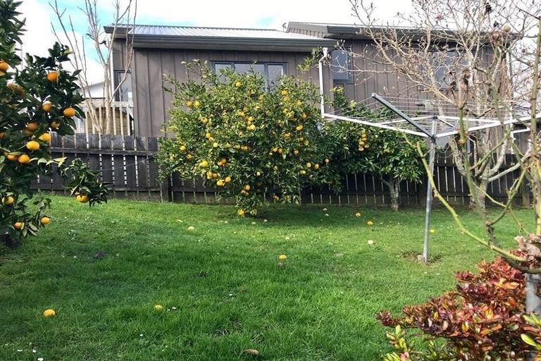 Photo of property in 1/28 Pahi Place, West Harbour, Auckland, 0618