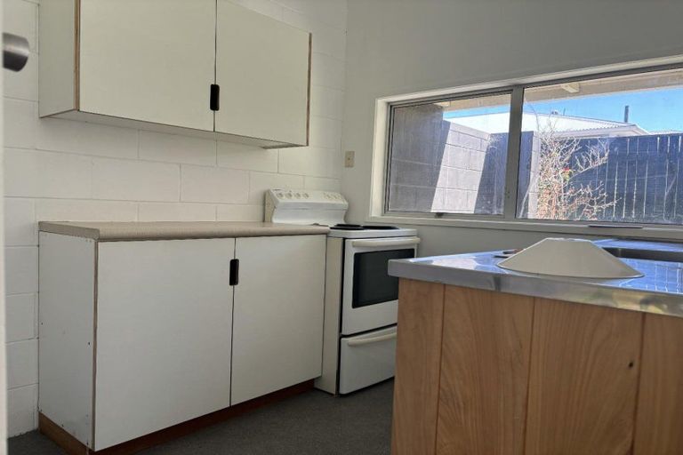 Photo of property in 45 Seaview Road, Marfell, New Plymouth, 4310