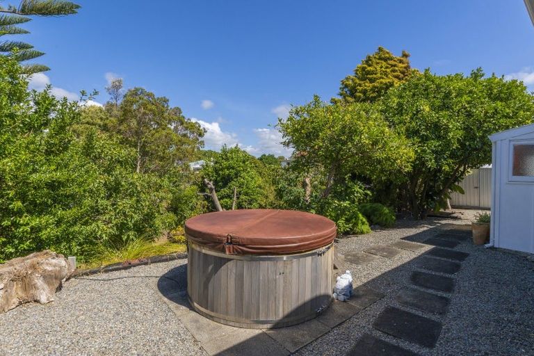 Photo of property in 42 Queens Road, Waikanae Beach, Waikanae, 5036