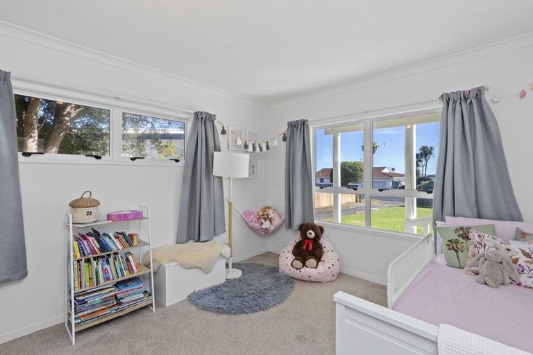 Photo of property in 3 Crispe Road, Clarks Beach, 2122