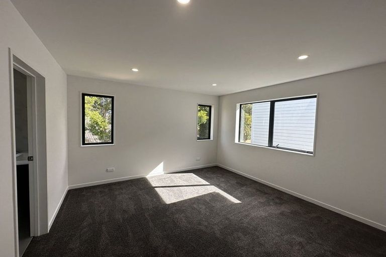 Photo of property in 8b Lynn Road, Bayview, Auckland, 0629