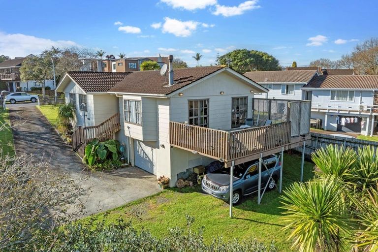 Photo of property in 16 Lewisham Street, Highland Park, Auckland, 2010