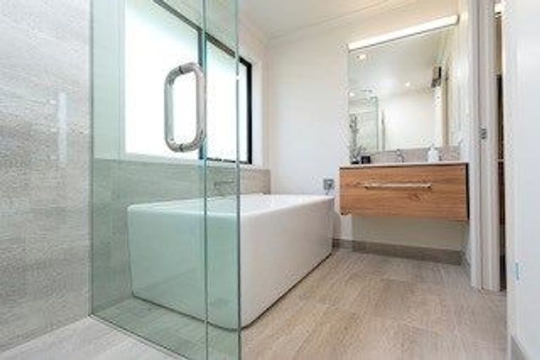 Photo of property in 2 Glennron Lane, Waiuku, 2123