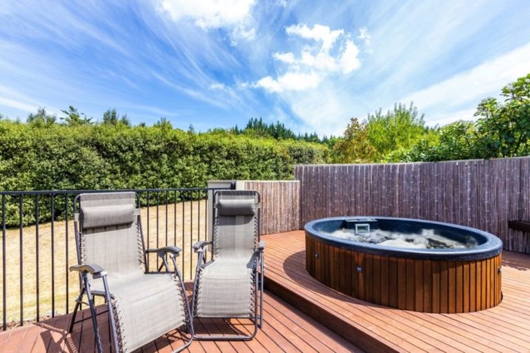 Photo of property in 400 Gillespie Place, Acacia Bay, Taupo, 3385