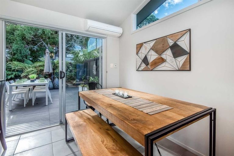 Photo of property in 42 Ravenwood Drive, Forrest Hill, Auckland, 0620