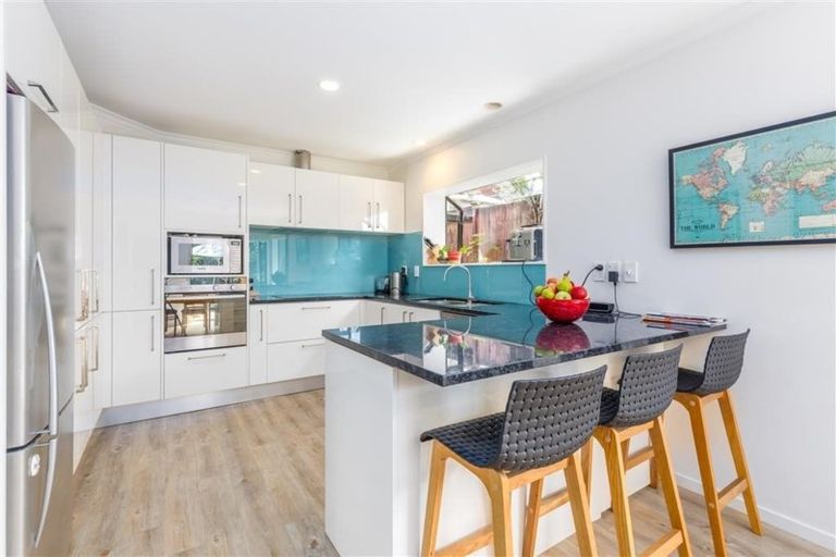 Photo of property in 1/11 Javelin Place, West Harbour, Auckland, 0618