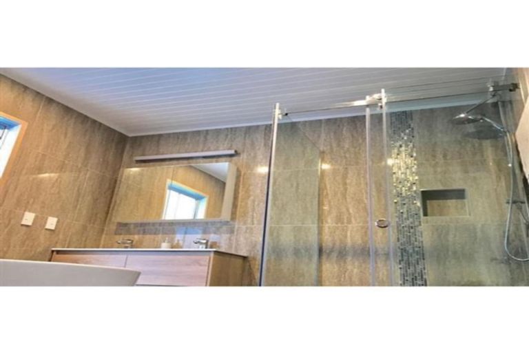 Photo of property in 10 Oakpark Place, West Harbour, Auckland, 0618