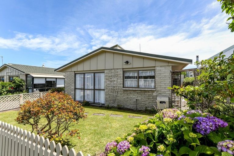 Photo of property in 2/13 Karamu Street, Strandon, New Plymouth, 4312