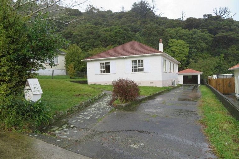 Photo of property in 221 Whites Line East, Waiwhetu, Lower Hutt, 5010