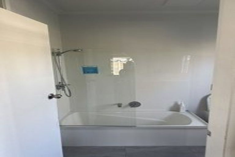 Photo of property in 98/98a Weraroa Road, Levin, 5510