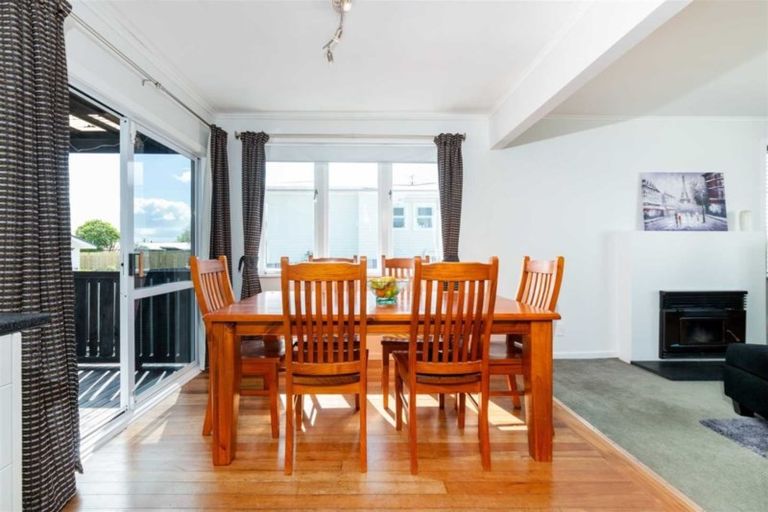 Photo of property in 11 Sylvan Crescent, Te Atatu South, Auckland, 0610