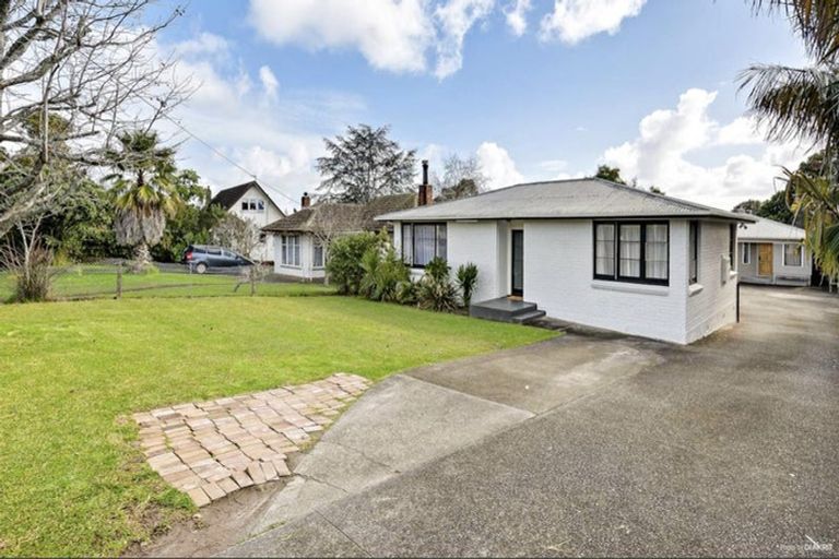 Photo of property in 15 Amberley Avenue, Te Atatu South, Auckland, 0610