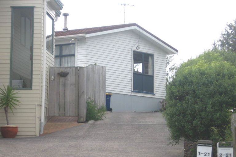 Photo of property in 2/21 Peach Road, Glenfield, Auckland, 0629