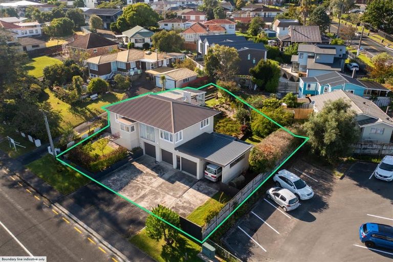 Photo of property in 1 Lavelle Road, Henderson, Auckland, 0612